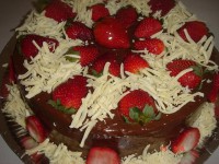 Bolo de Chocolate com morangos